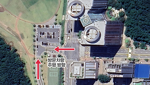 3 구간 항공사진. 방문차량은 아래쪽 도로에서 올라오거나 오른쪽 도로에서 들어와 왼쪽 주차장 방향으로 주행합니다.